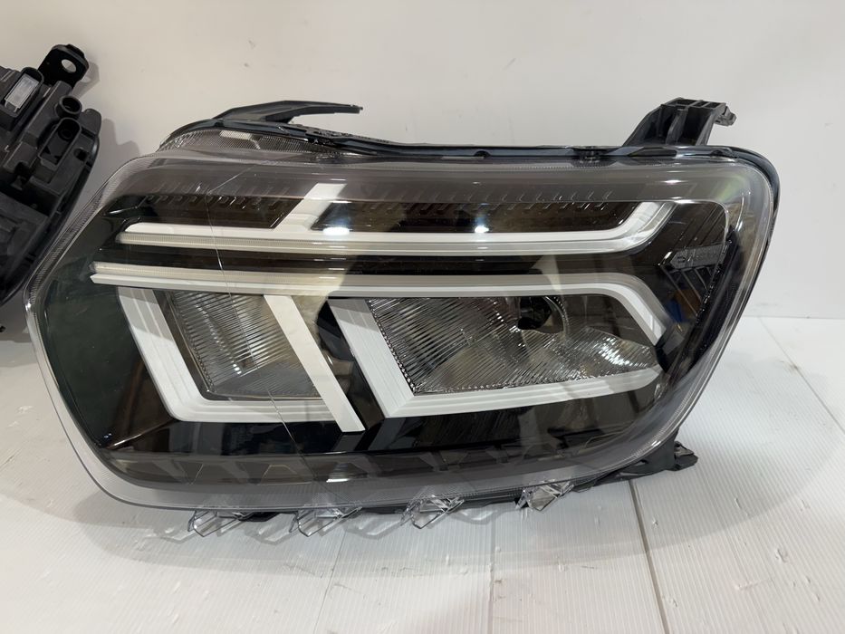 Far stanga dreapta Dacia Duster 2 facelift 2021/2024 260106194R