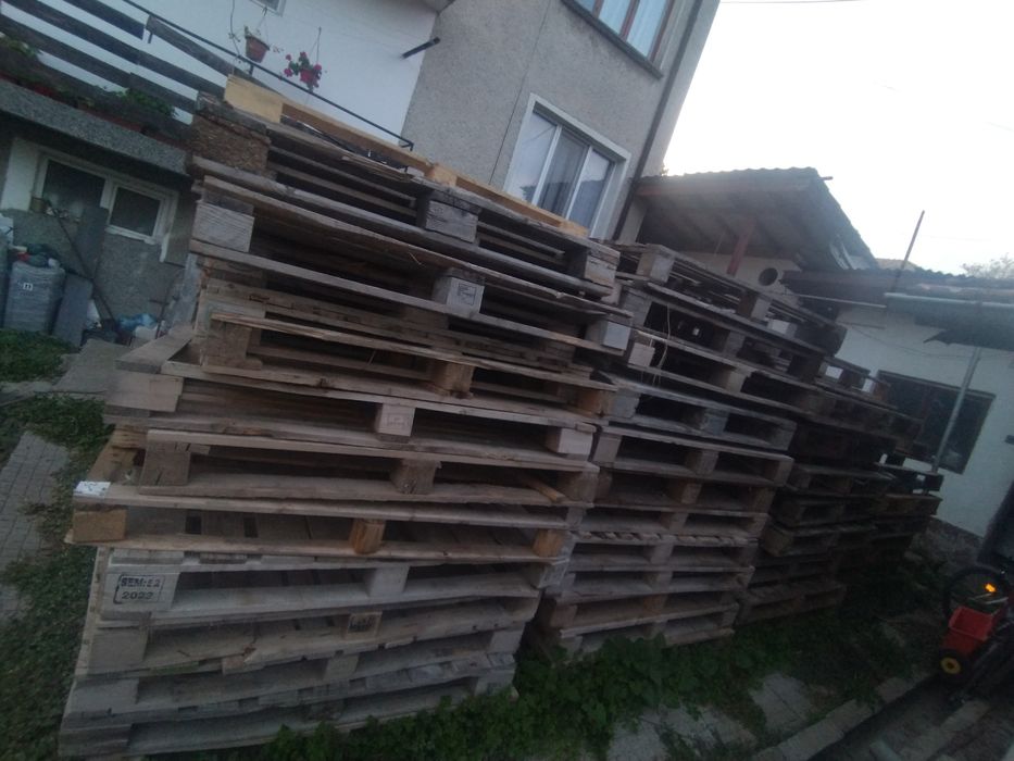 Продавам 150 броя Европалети и дървени скари с различни размери .
Нами