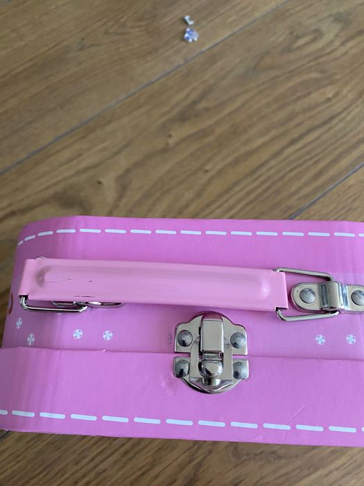 Детски куфар с бижута и други аксесоари