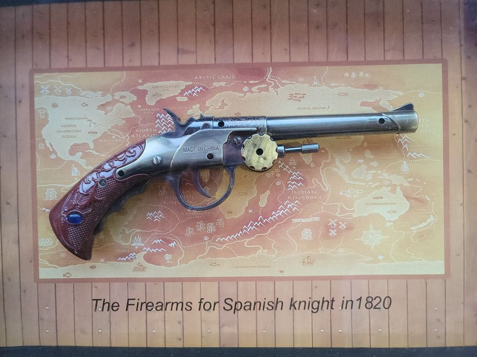Tablou tip panoplie cu pistol decorativ