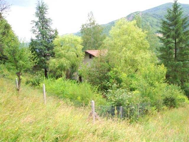 Двуетажна вила с голям двор в Тетевенския Балкан – с. Гложене