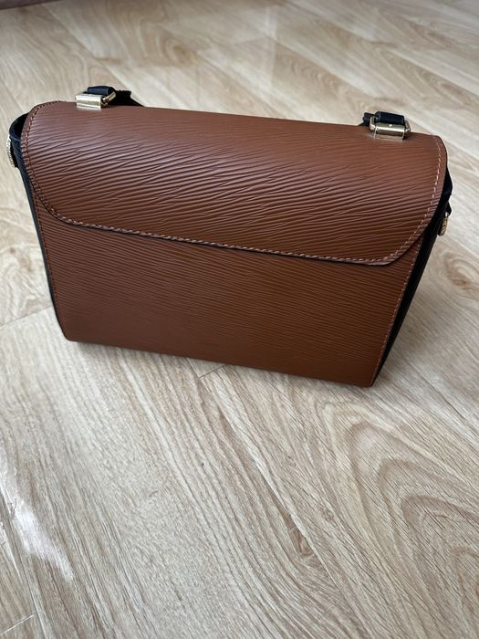 Сумку кожанную продаю