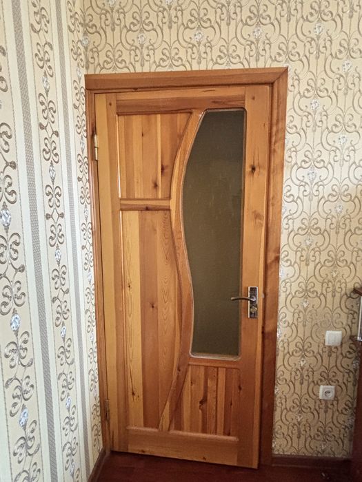 Продаются межкомнатные двери из натурального дерева — 8 шт.