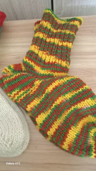 Предлагам ръчноплетени чорапи и терлици