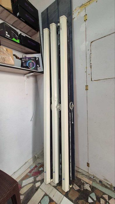 Продаю краншейт и экран для проекторов