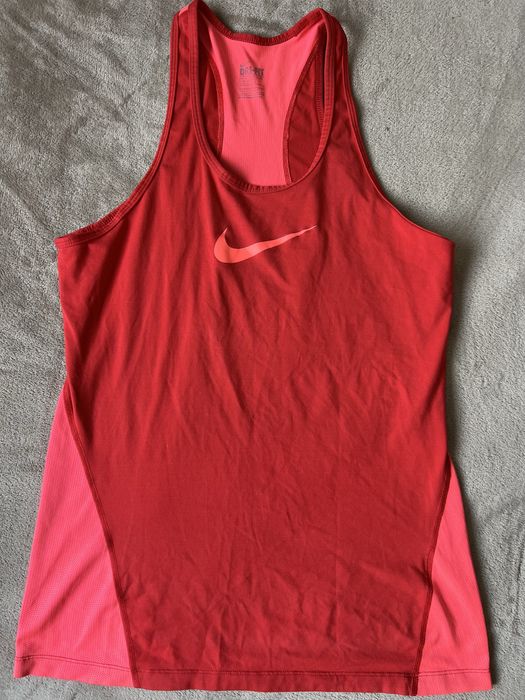 Потници и бюстиета Nike