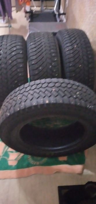 Продаю шипованные зимние шины