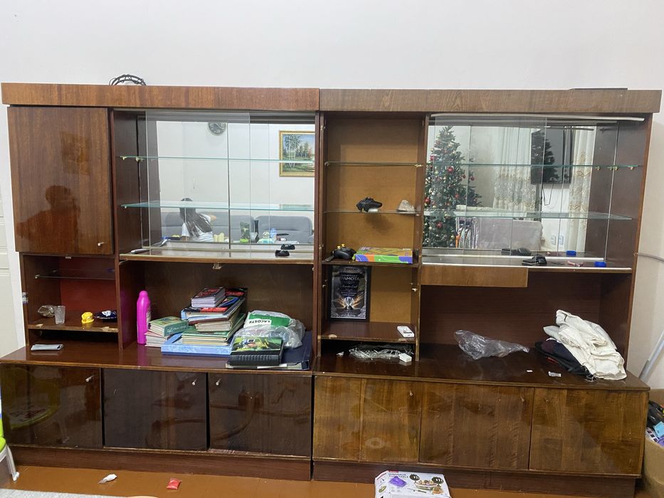 Срочно 2 серванта стенка для гостиной