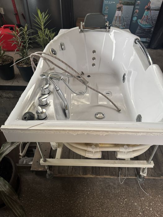 Cada baie cu hidromasaj