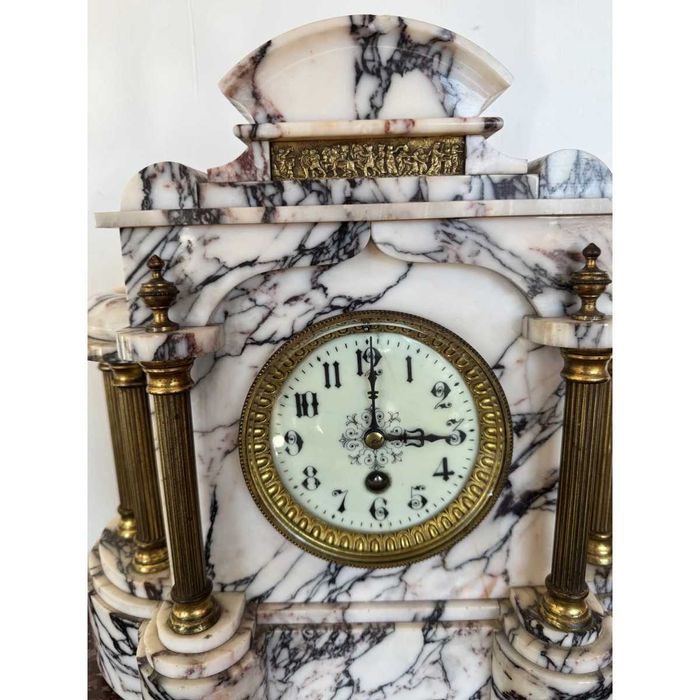 Ceas din marmură albă cu vene negricioase și coloane din bronz, H 32