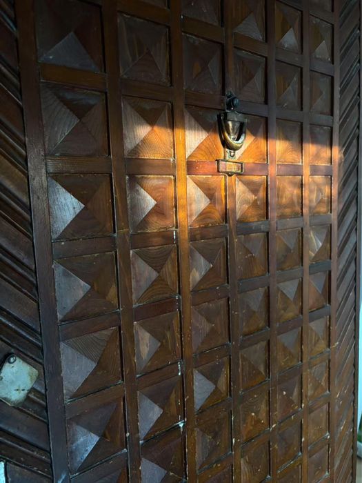 Масивна врата от дърво