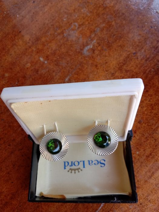 Мужские запонки  и женские украшения, бусы