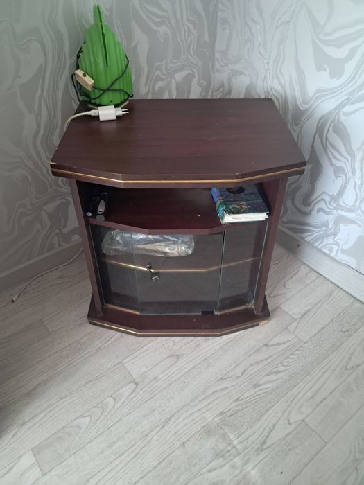 Продам тумбу  дверцы стекло