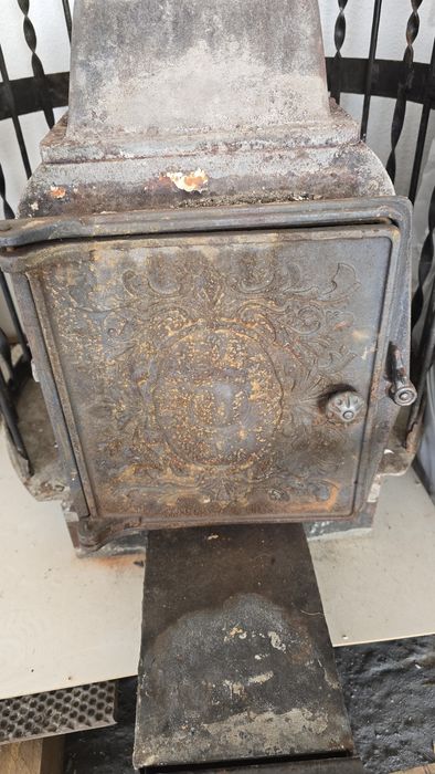 Печь для бани с баком для воды.