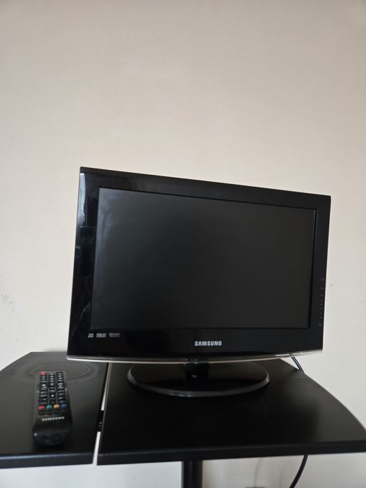 Televizor LCD Samsung 48 cm (19 inch) LE19B450 + Telecomandă, perfect funcțional