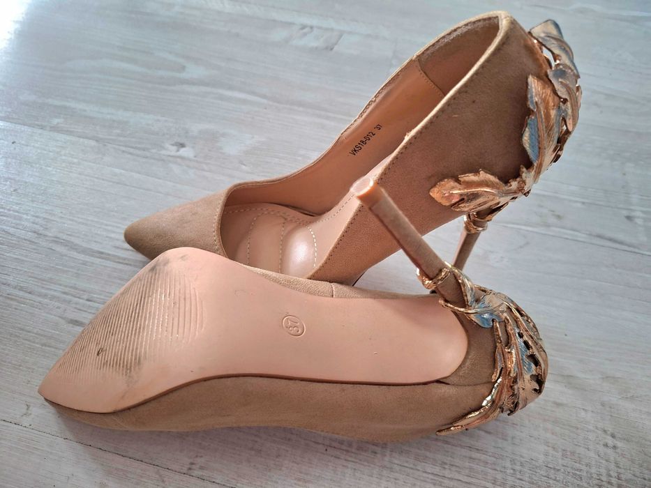 Дамски обувки с висок ток