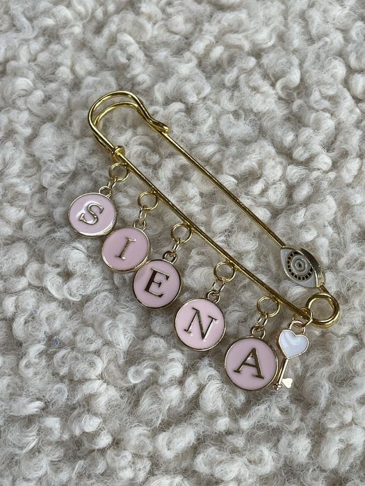 Безопасна игла/ брошка с име на бебе или дете