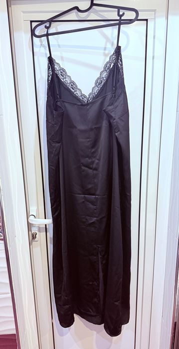 Черна сатенена рокля тип „комбинация“