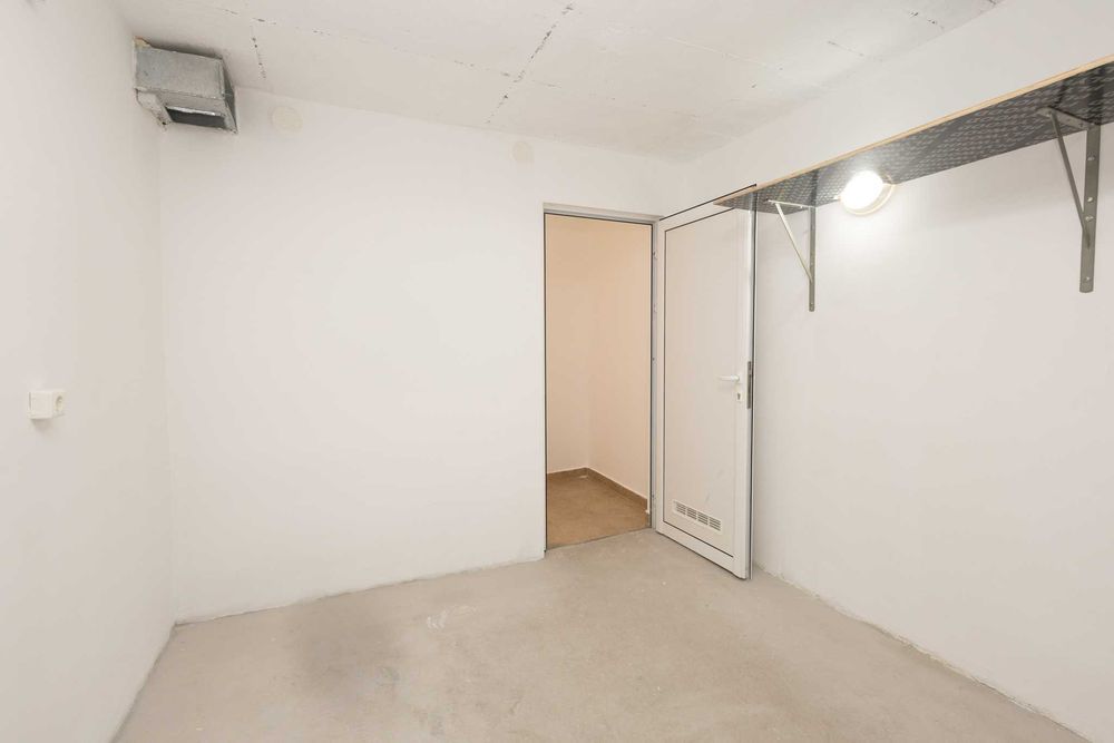 Дава се под наем Гараж / Паркомясто в София, Банишора - 20 кв.м за 120 € - Снимка #1