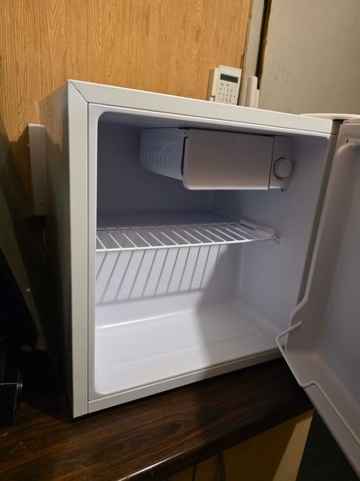 Мини хладилник / мини бар ARO  – бял, като нов, без забележки