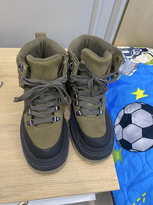 Продам кожаные ботинки на мальчика подростка