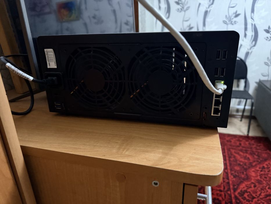 Synology DiskStation DS1813+ — NAS сервер на 8 дисков