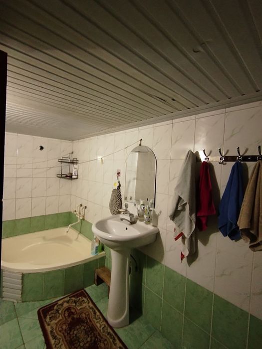 4 сотихлик ховли сотилади, 2та санузел, 2 хонали уйи бор