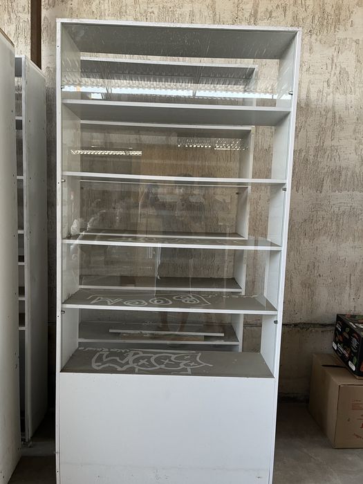 аптечные полки и магазинные
