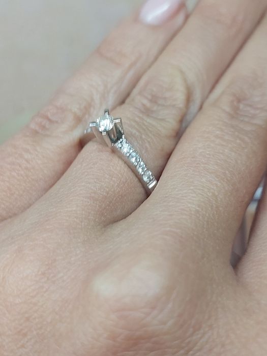 Продаётся бриллиантовое кольцо