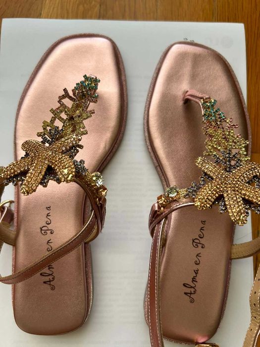 Чисто нови колени италиански сандали