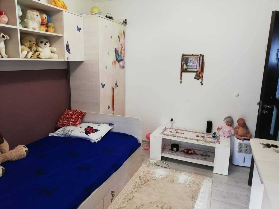 Inchiriez apartament cu 3 camere.