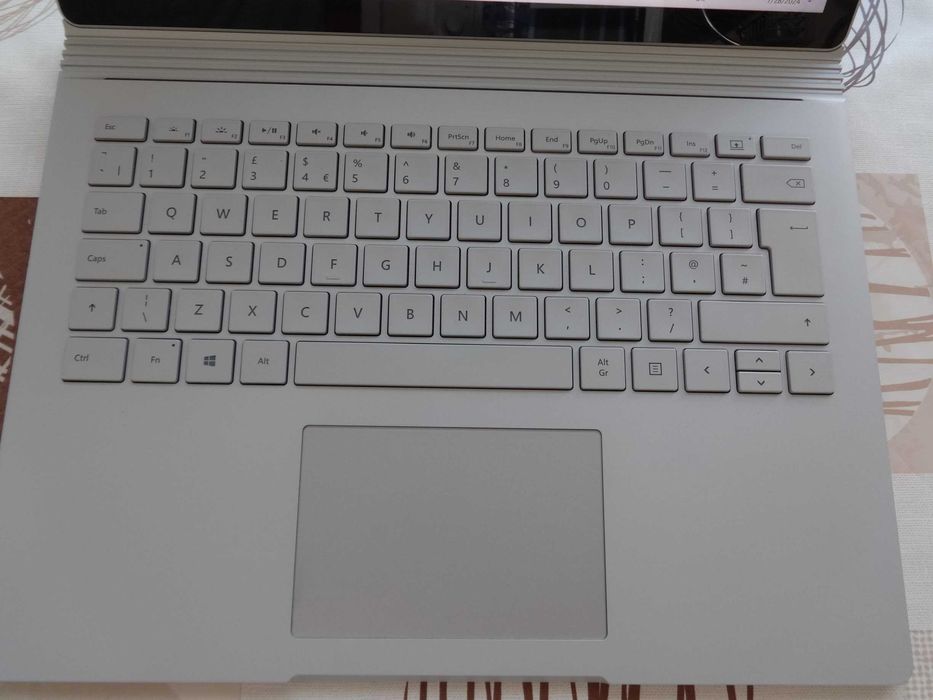 Таблет и Лаптоп 2в1 Microsoft Surface Book i7-6600U/RAM 16GB/SSD 512GB