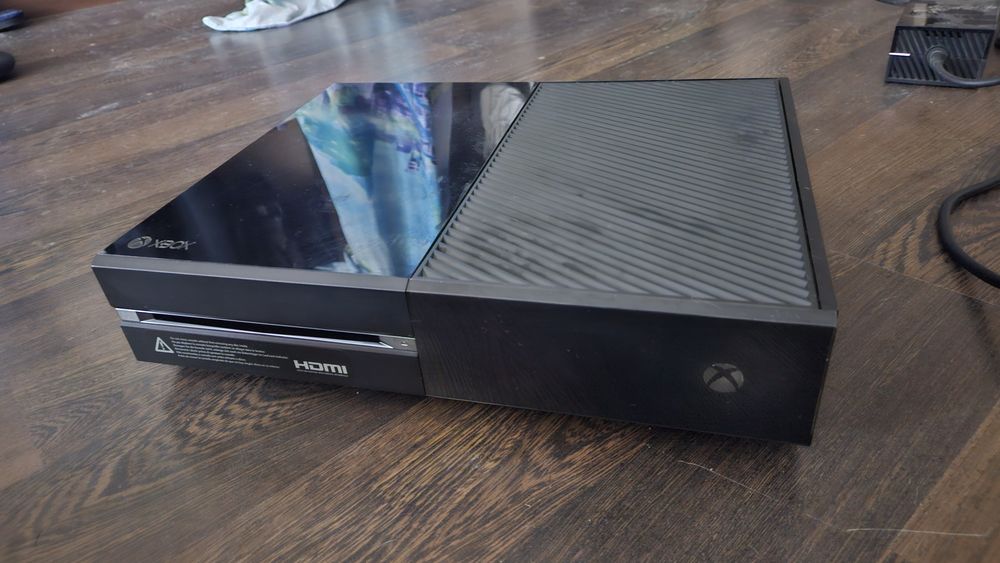 Xbox one с оригинална кутия и безжичен джойстик