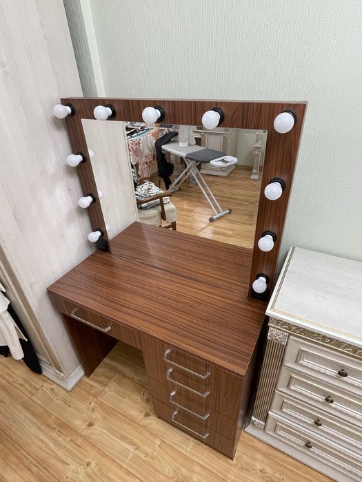 Туалетный гримерный столик с подсветкой и ящиками