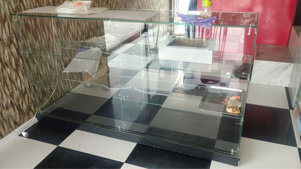 Ширинлик сотишга тугри келадиган витрина