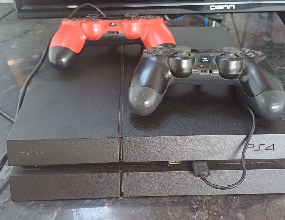 Продам PS4  в хорошим состоянии
