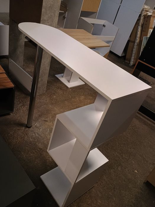 Висок бар плот с рафтове