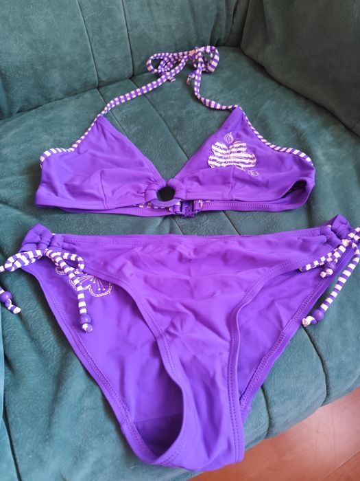 Vând costume de baie