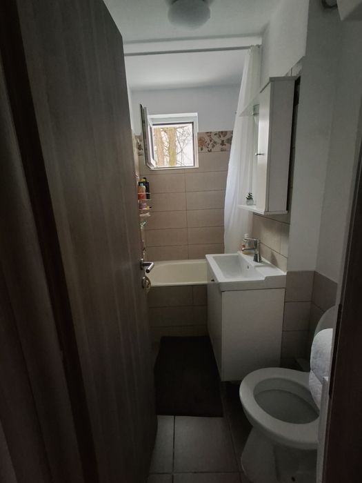 Apartament cu 3 camere in Dambu, 52m² cu balcon inchis, izolat.