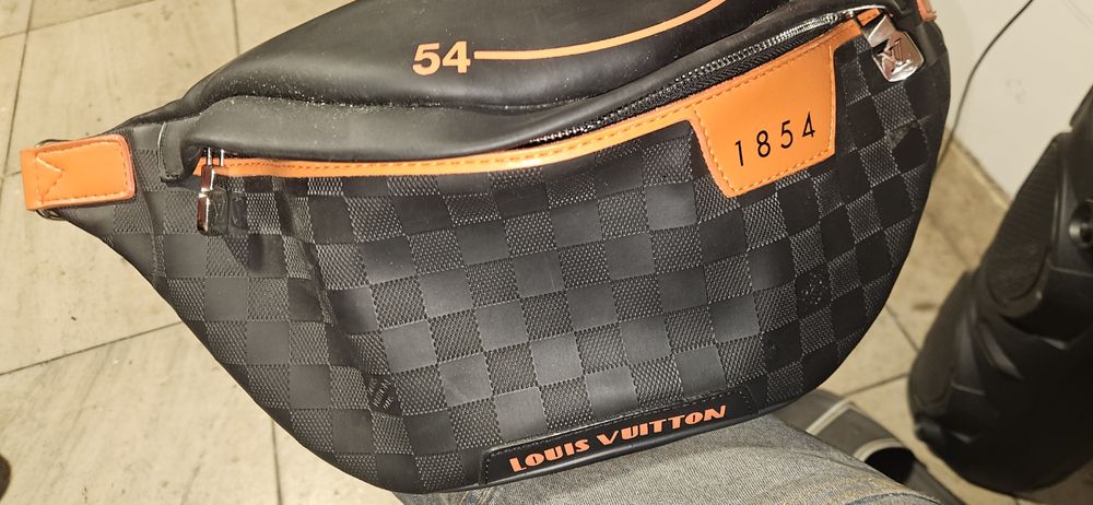 Borseta Louis Vuitton nouă originală se livrează prin curier ori unde