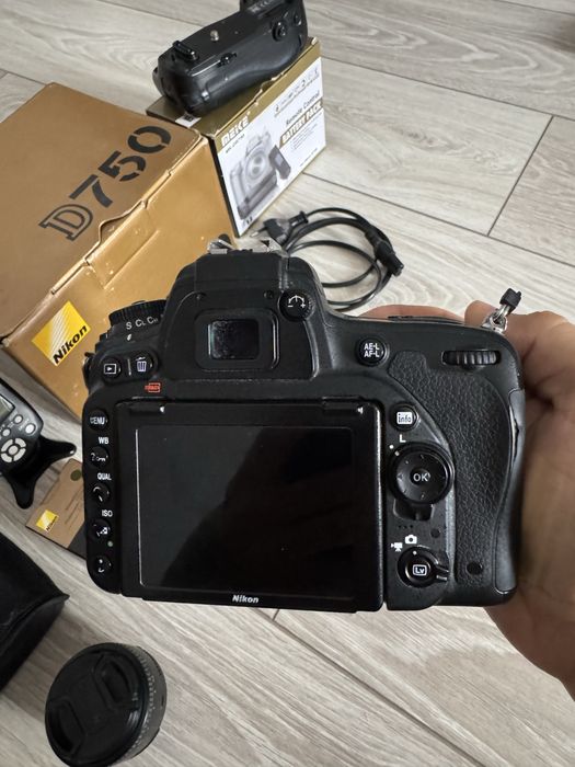 Продам Nikon 750D