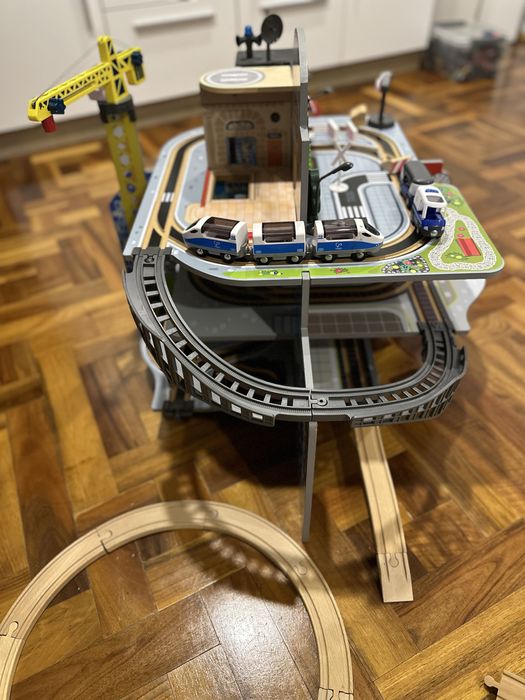 Дървена триетажна гара