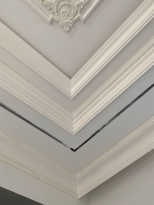 Tiyaga joyida quyib yopishtiramiz