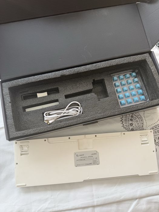 Tastatură mecanică AQIRYS