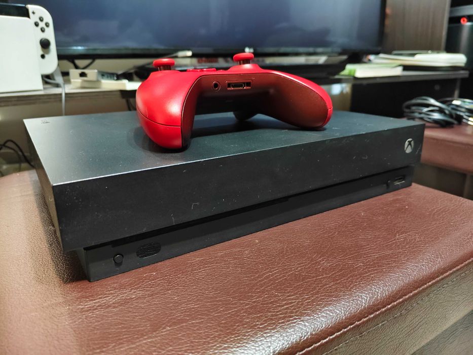 Xbox One X + 3 игри