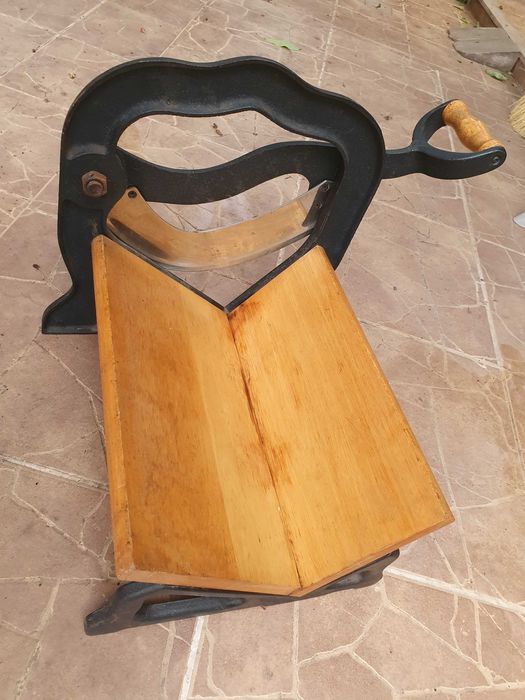 Лостова старинна хлеборезачка