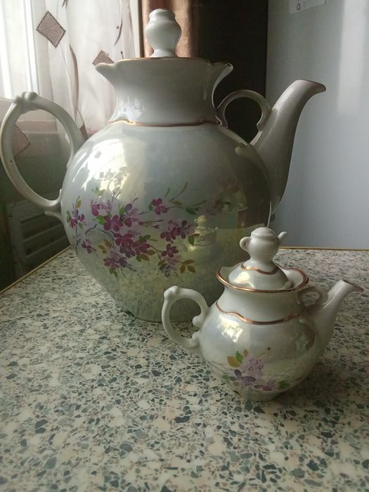 Статуетки времён СССР(фарфор,каслинское литьё),посуда.