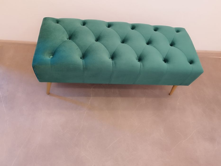 Vând băncuță tapițată Chesterfield din catifea verde cu picioare metalice aurii