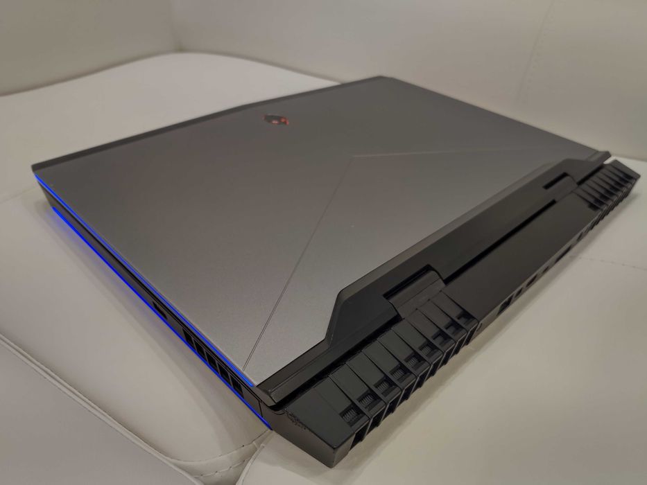 Laptop gaming alienware 17" 4k ,intel core i9-8750h, GTX 1080, defect ...