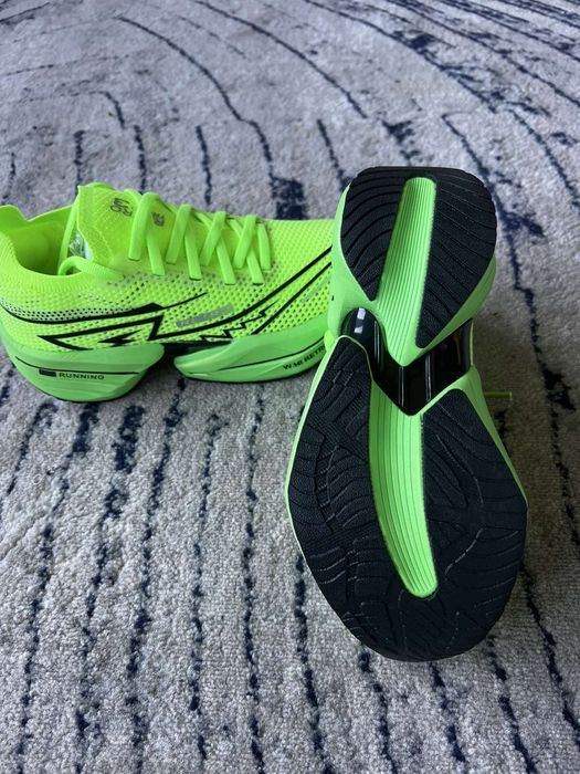 Дамски спортни маратонки.